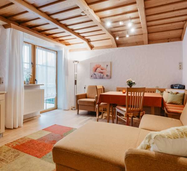 Ferienwohnung mit gemütlich eingerichteten Wohnzimmer