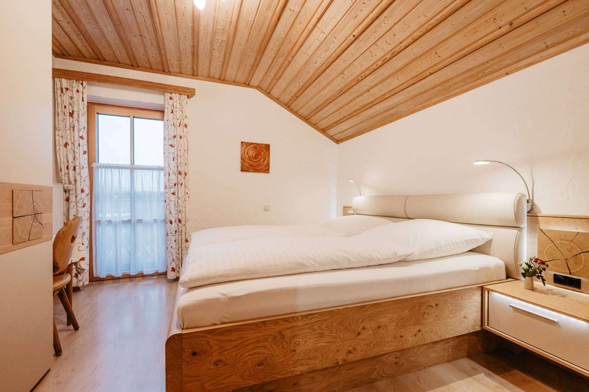 Stilvolle Schlafzimmer mit    natürlichem Holzcharme